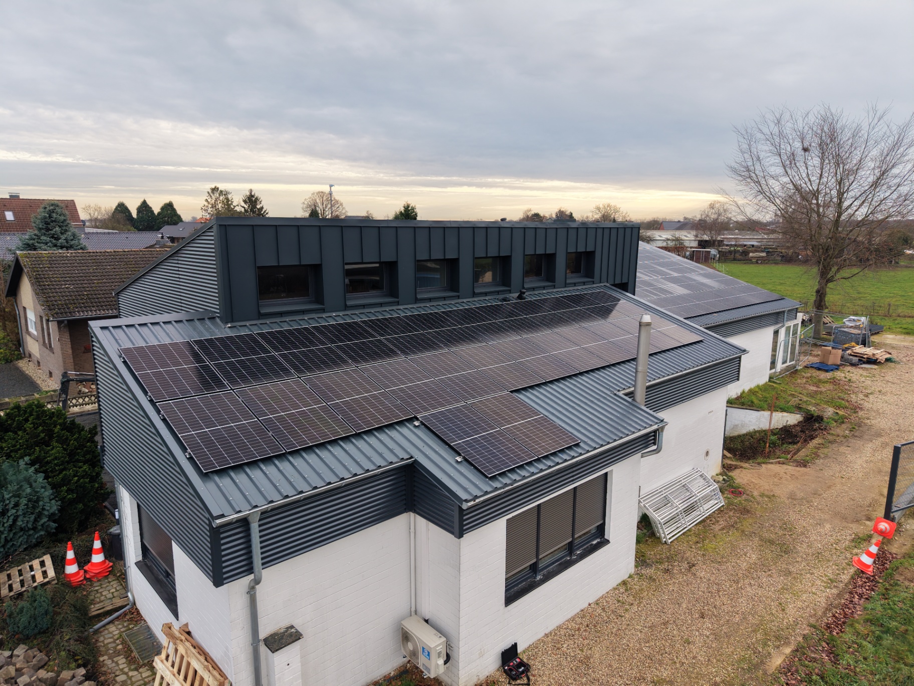Große Photovoltaikanlage auf einem Hallendach im Kreis Heinsberg