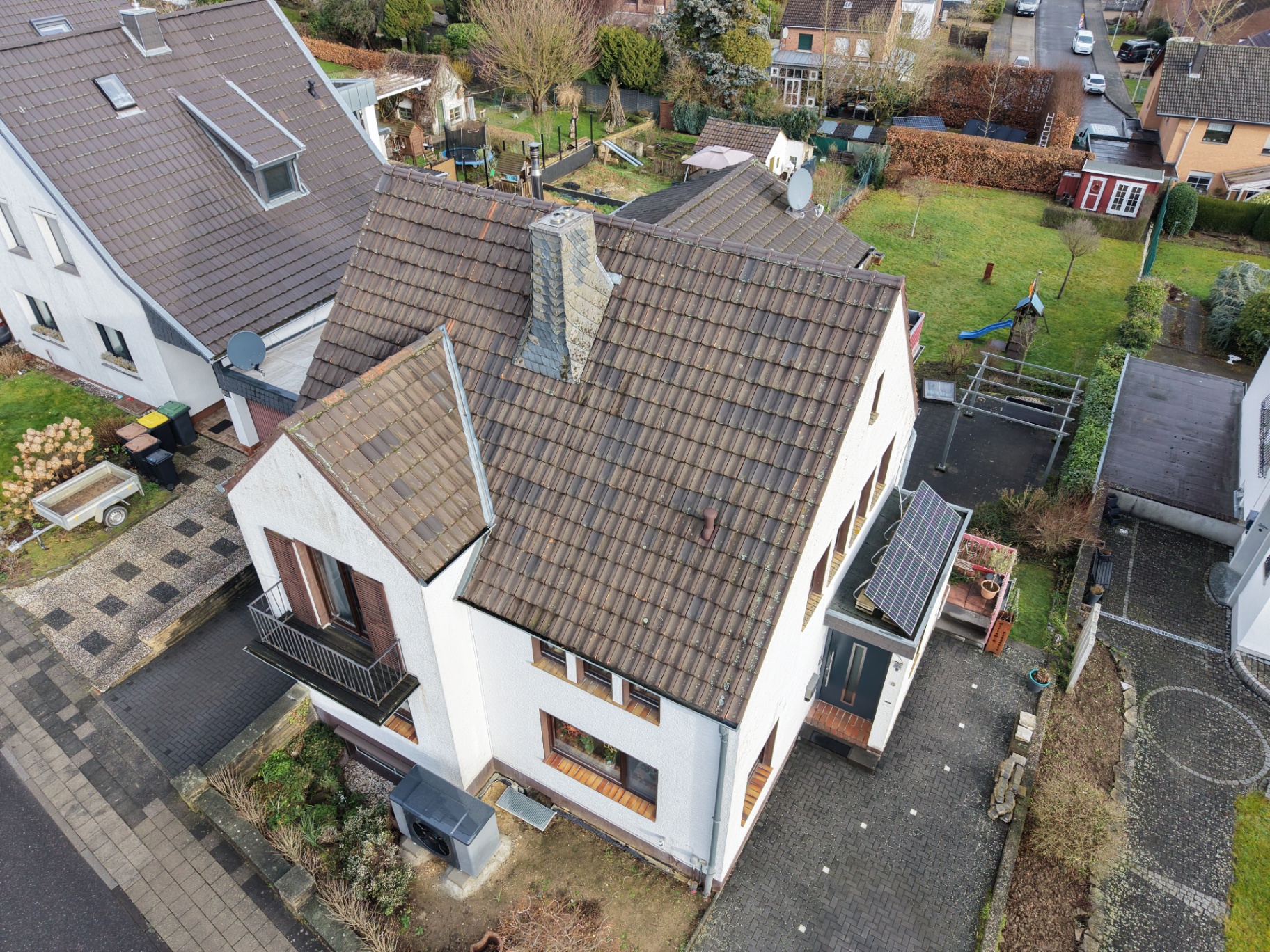 Wohnhaus mit Wärmepumpe und PV-Panel