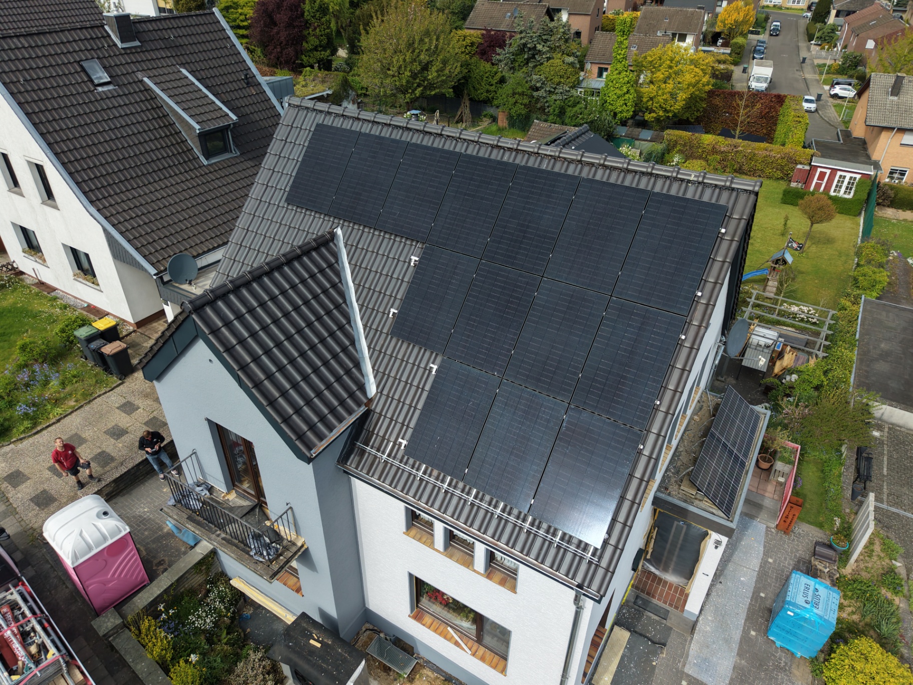 Wohnhaus mit vollflächiger PV-Anlage