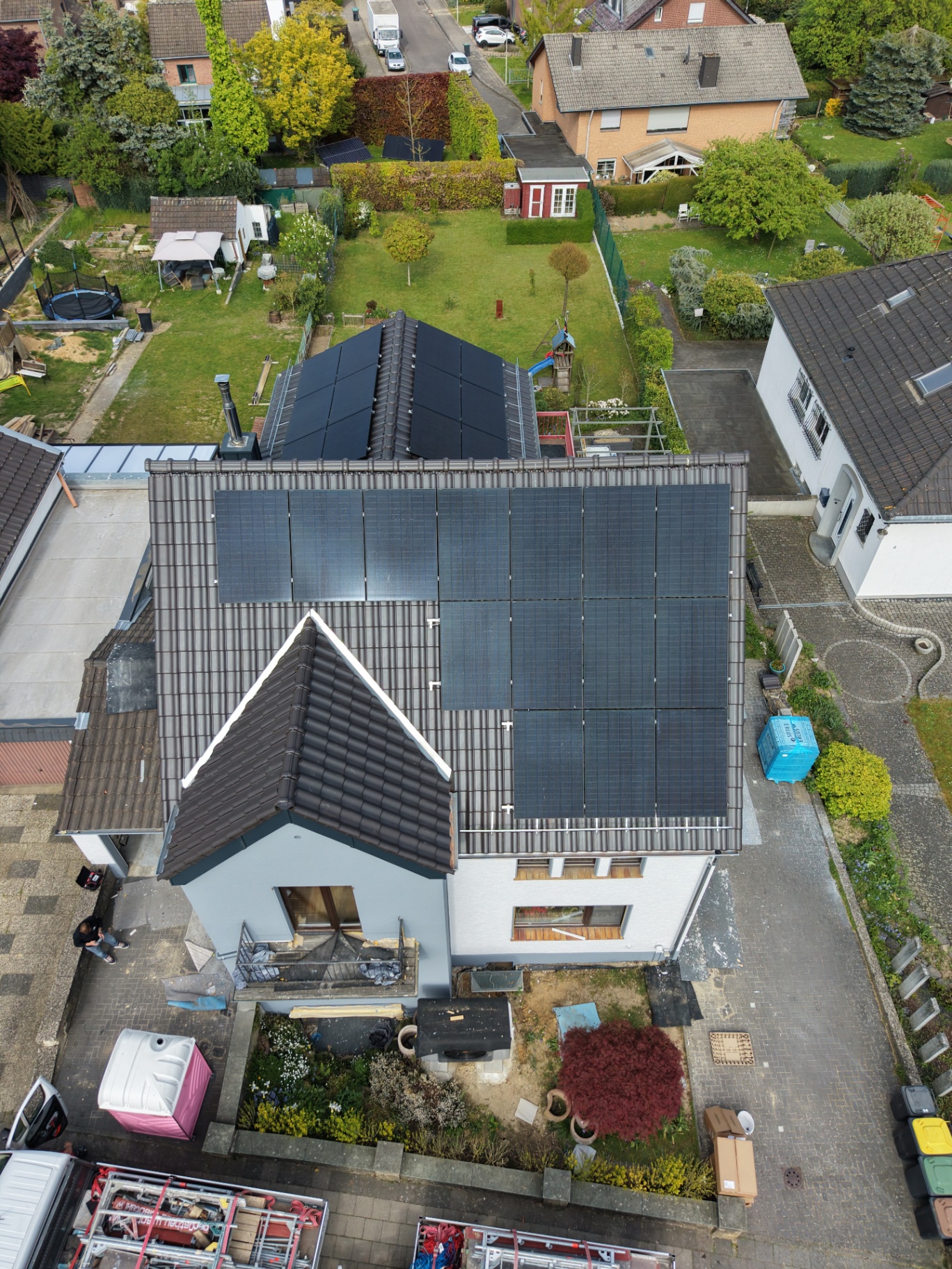 Steildach mit Photovoltaikanlage aus der Luft