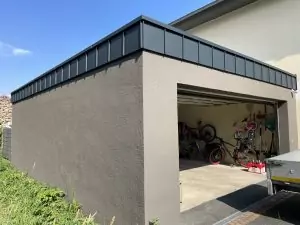 Garage mit Scharrenverkleidung