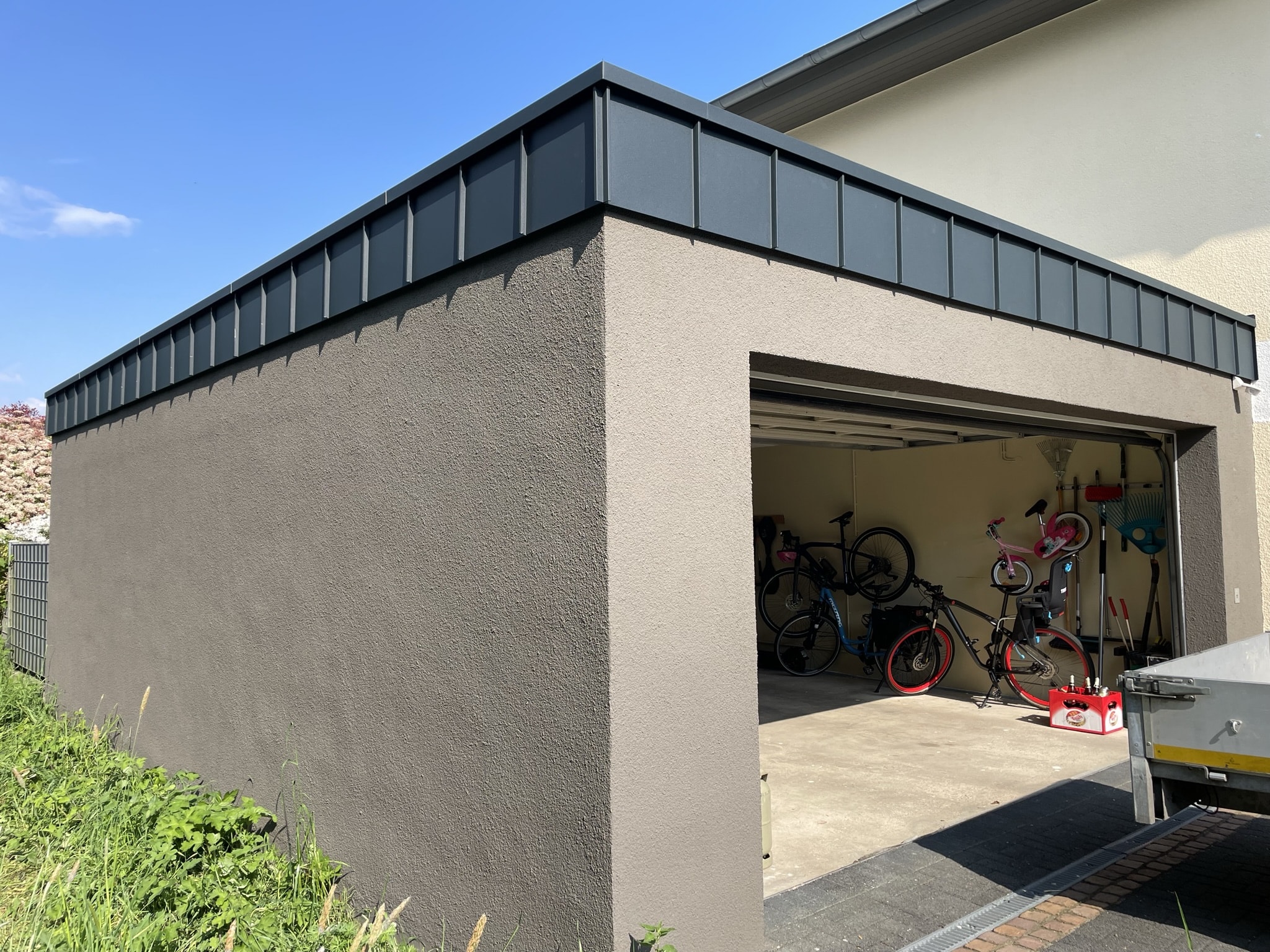 Garage mit Scharrenverkleidung